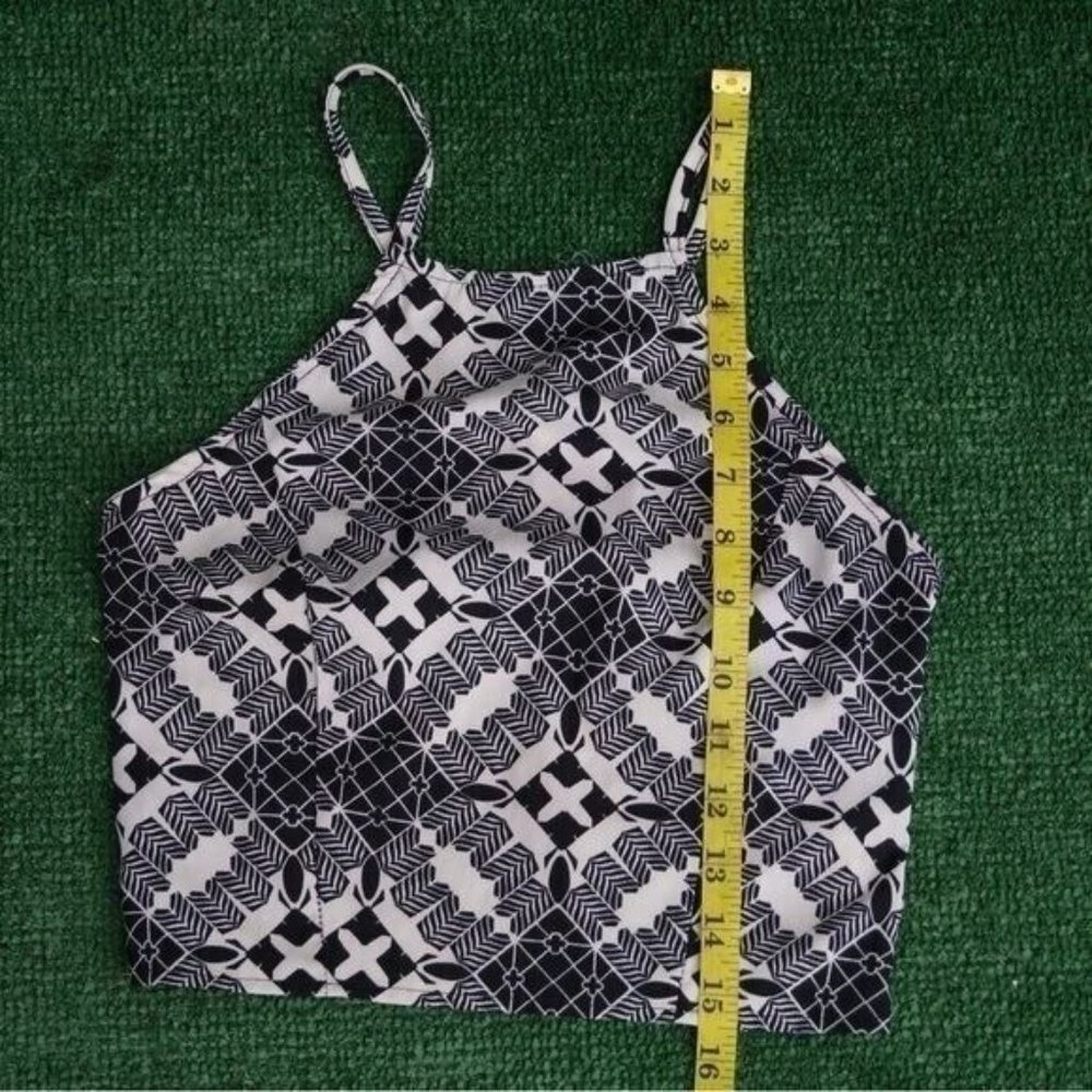 Black and white cropped top with smocked back Size XS - Picture 4 of 9